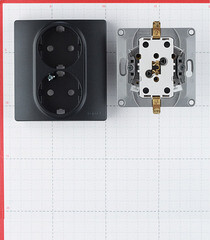 Розетка Legrand Etika встраиваемая антрацит со шторками (672633) - фото 4