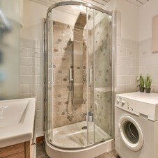 Установка душевой кабины размером до 90 см.