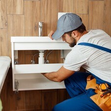 Установка раковины с тумбой