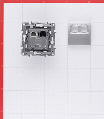 Розетка компьютерная/ телефонная Legrand Etika встраиваемая алюминий RJ11/ RJ45 (672452) - фото 2