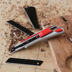 Нож строительный Vira Autolock 18 мм с ломающимся лезвием алюминиевый корпус с винтовым фиксатором - фото 3