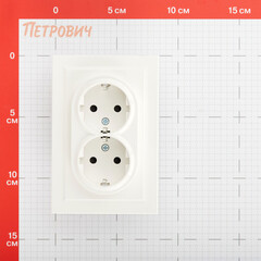 Розетка IEK Brite РСш12-3-БрБ встраиваемая белая со шторками (BR-R24-16-K01-F) - фото 2