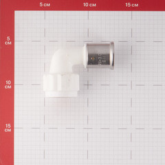 Угол Henco (6PKW-2605) 26(пресс) х 3/4 ВР(г) PVDF белый - фото 2