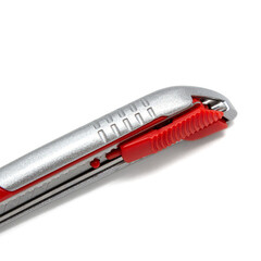 Нож строительный Vira 9 мм с сегментированным лезвием алюминиевый корпус с винтовым фиксатором - фото 2