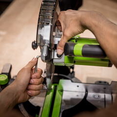 Пила торцовочная аккумуляторная Greenworks GD24MS216 216 мм 8 Ач Li-lon с АКБ и ЗУ (1501707UH) - фото 3