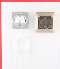 Розетка Systeme Electric Glossa встраиваемая титан со шторками с крышкой (GSL000448) - фото 2