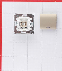 Выключатель Systeme Electric Glossa одноклавишный встраиваемый титан с подсветкой (GSL000413) - фото 3