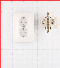 Розетка Systeme Electric Blanca встраиваемая белая со шторками (BLNRS001121) - фото 2