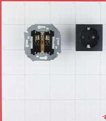 Розетка Simon 15 встраиваемая графит (1591432-038) - фото 4