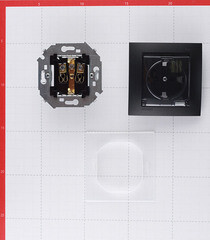 Розетка Simon 15 встраиваемая графит со шторками с крышкой (1590450-038) - фото 3