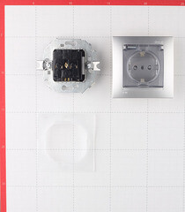 Розетка Simon 15 встраиваемая алюминий со шторками с крышкой (1590450-033) - фото 2