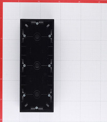 Коробка монтажная Simon 15 трехместная накладная графит (1590753-038) - фото 2